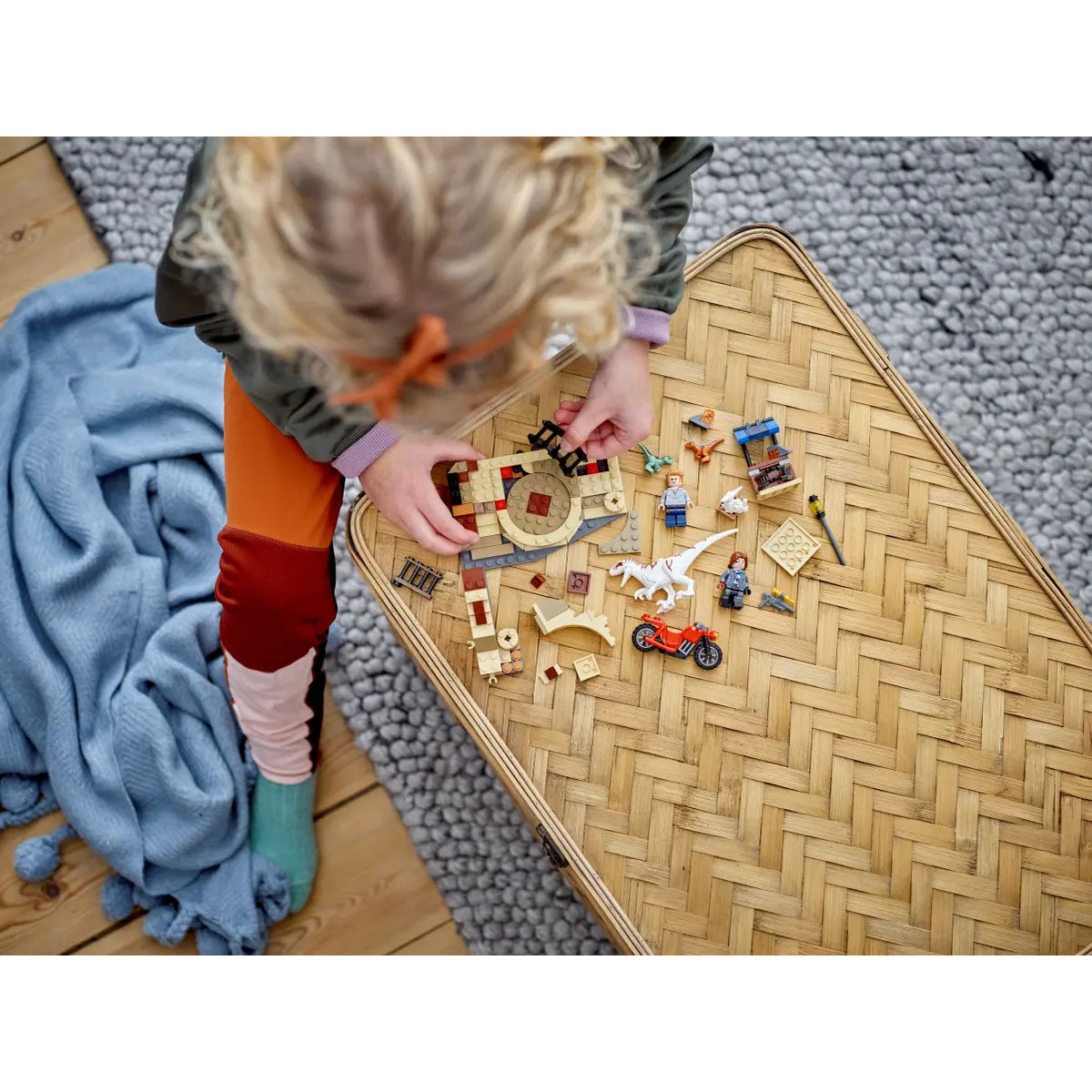 LEGO 46945 Jurassic Dinossauro Atrociraptor: Perseguição de Mota