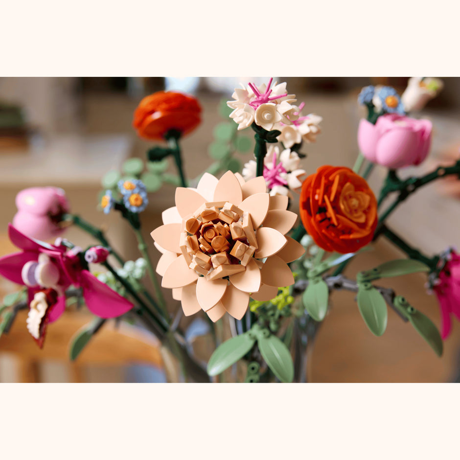 LEGO 10342 Buquê de Flores Cor-de-Rosa Elegante